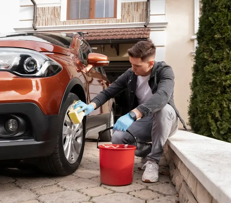 Lavage auto à domicile Gometz-la-Ville : professionnel intervenant sur un véhicule